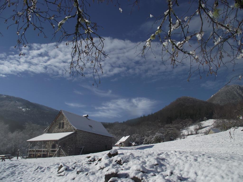 Les chalets de la forêt d'Issaux Osse-en-Aspe Exterior foto